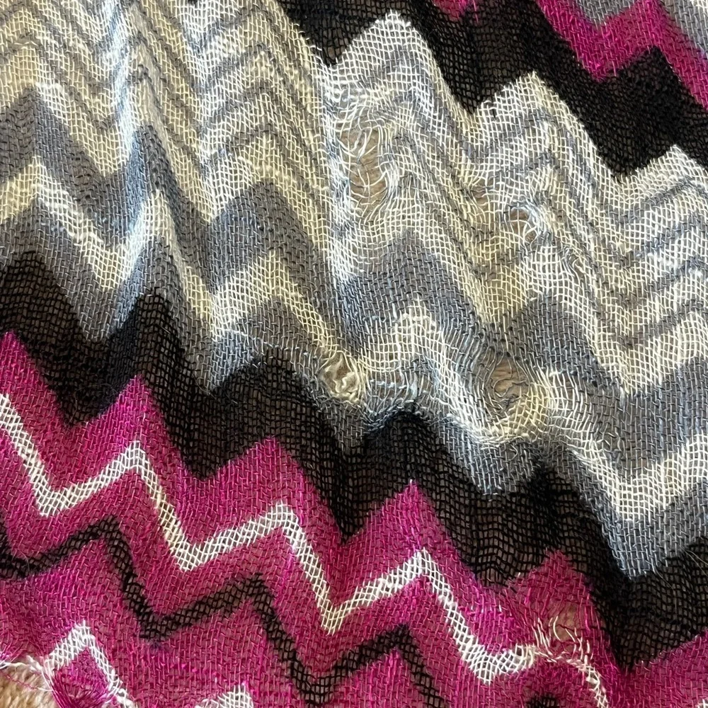 MaxAzria Zigzag Chevron Fringe Scarf in Magenta, Black & Gray